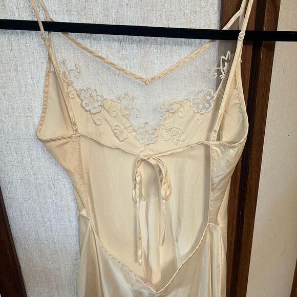 Y2K Victoria’s Secret Ivory Silk Floor Length Bridal Negligee - Picture 6 of 10